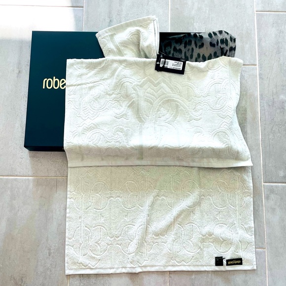 New authentic Roberto Cavalliset of guest towels made in Bulgaria. 100%cotton.
